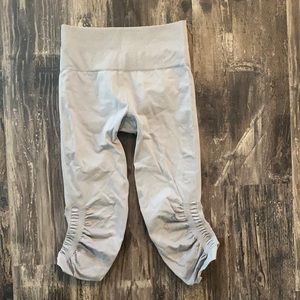 Lululemon cropped leggings w/ cute leg design